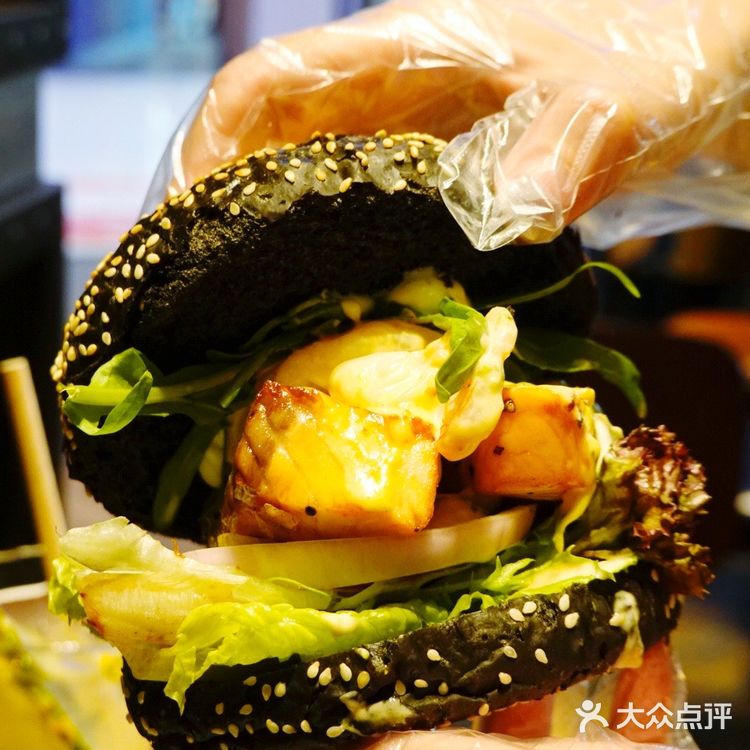 黑色的墨鱼汁09汉堡也太美味了吧!敲好吃!06