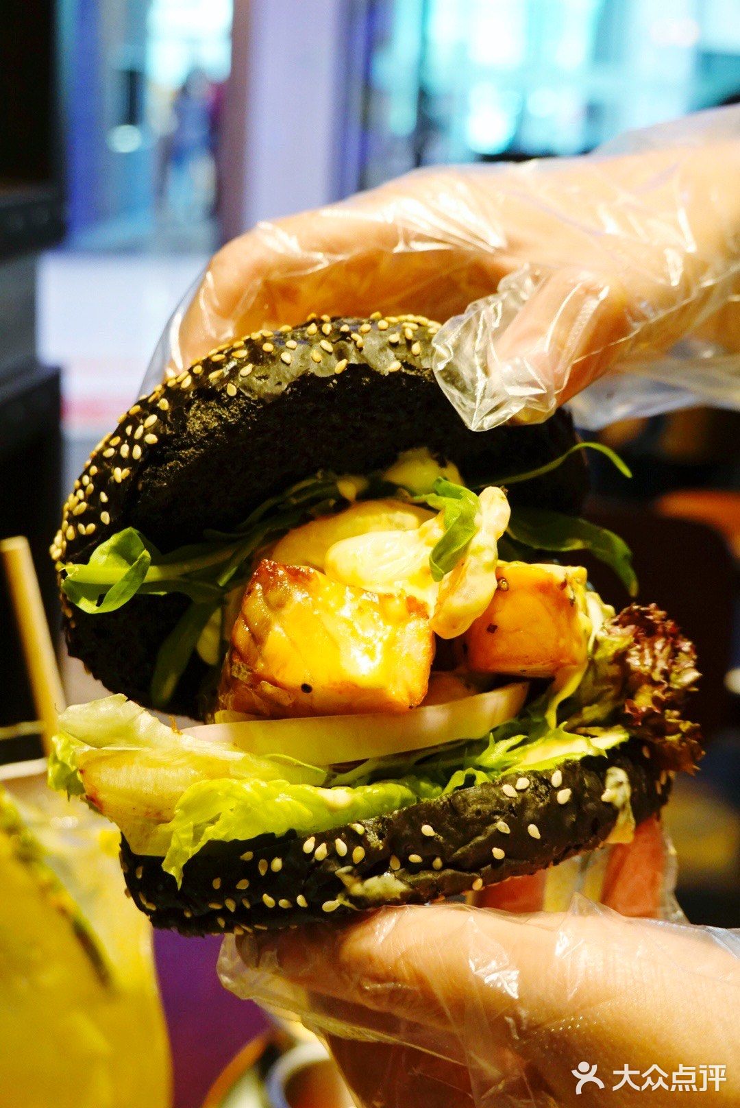 黑色的墨鱼汁09汉堡也太美味了吧!敲好吃!06