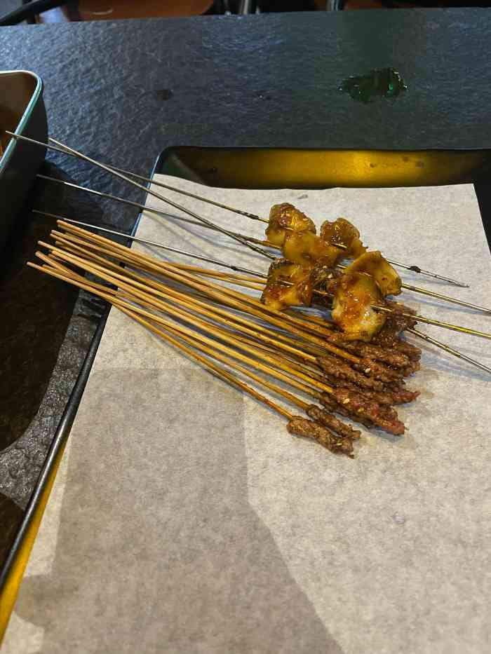小瓦罐海鲜手把串-"[薄荷]环境: 环境很别致,在酒罐旁边,.