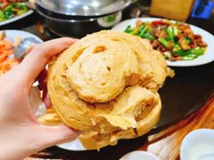 红糖馒头配秘制回锅肉-凯华海鲜火锅·传承三十六年