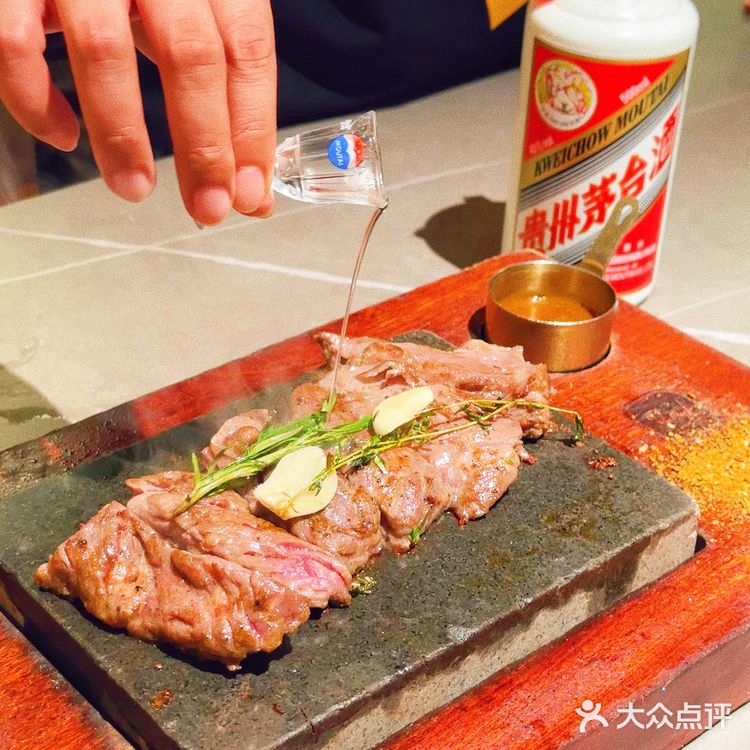 什么❗️拿茅台酒做牛排❓好香呀❗️