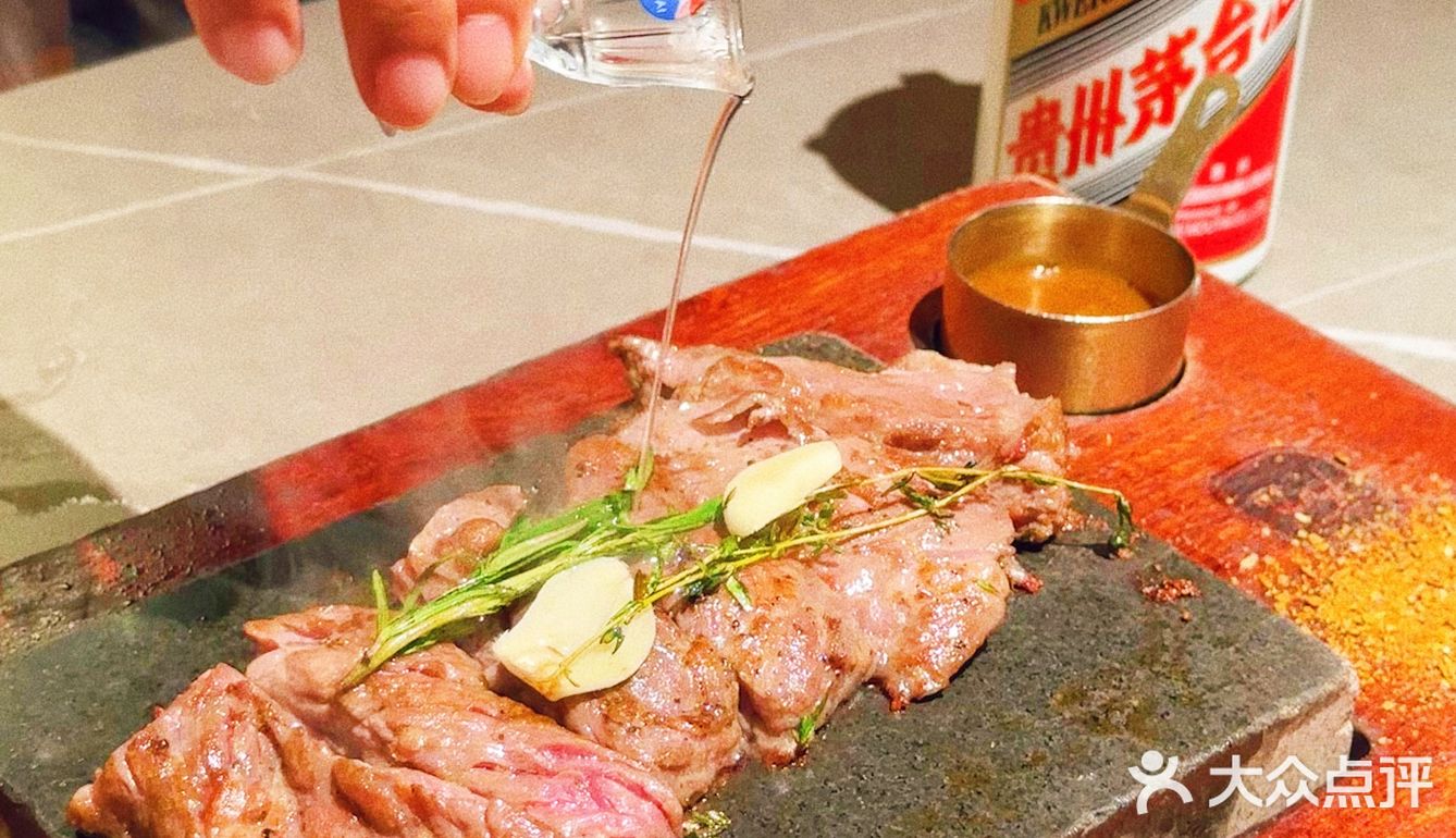 什么❗️拿茅台酒做牛排❓好香呀❗️