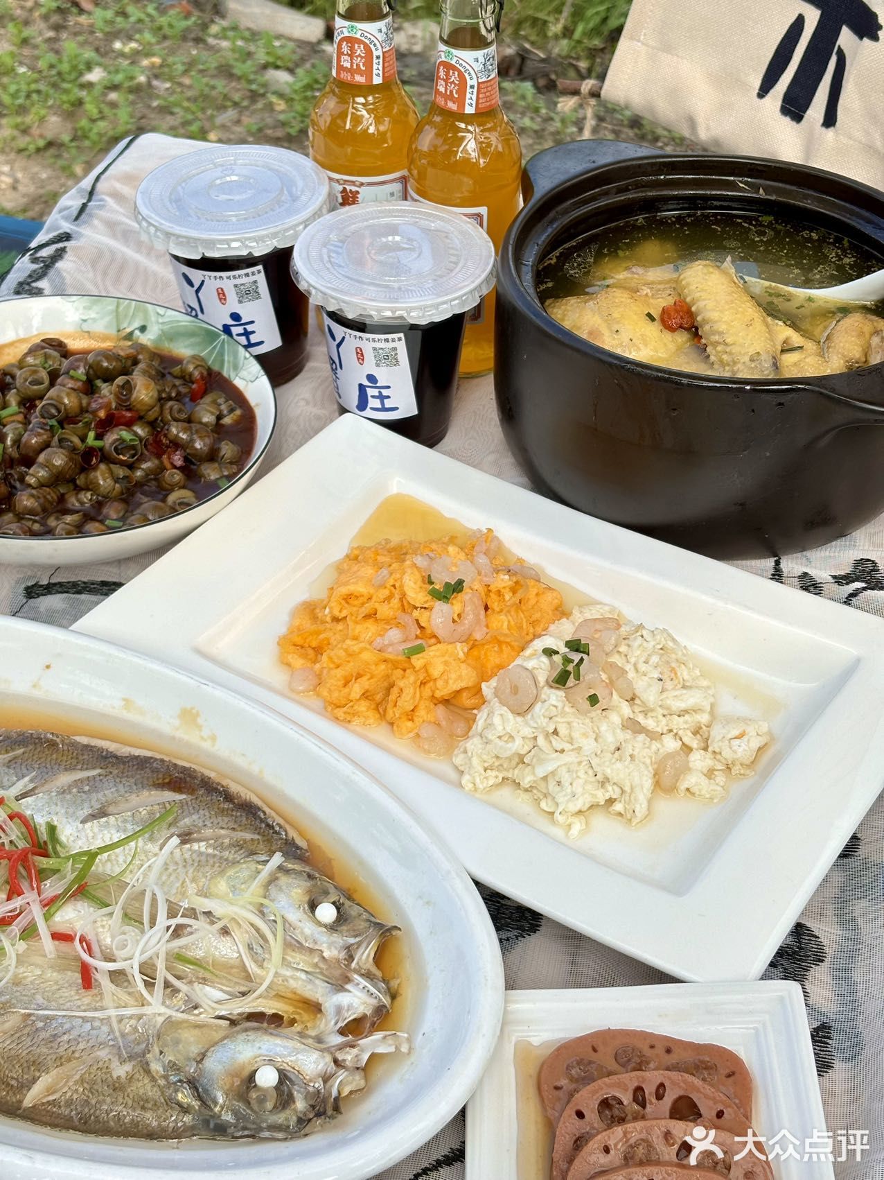 精选农家土鸡慢炖，肉质滑嫩，汤汁清澈鲜美，让人回味无穷