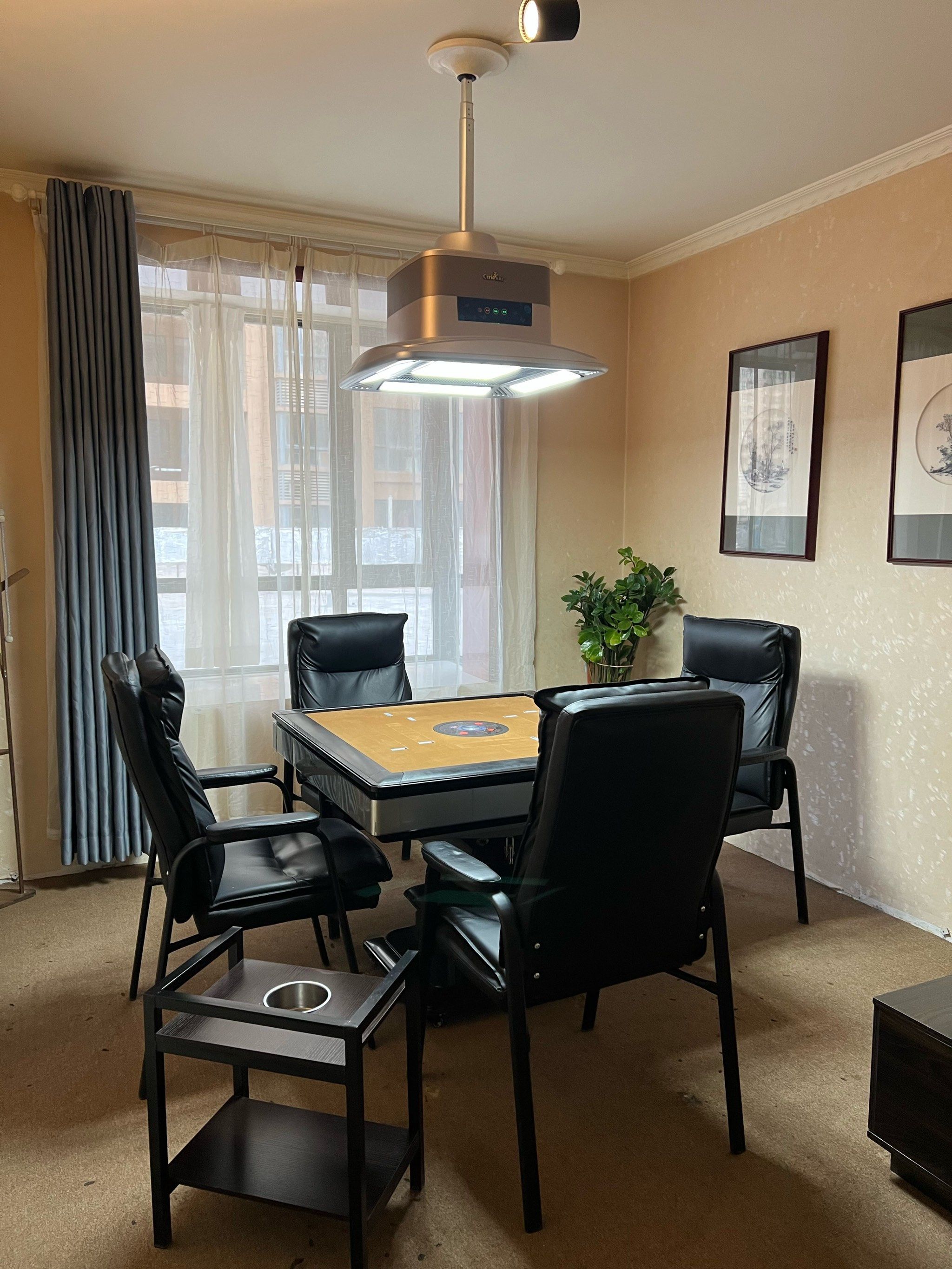 一家居民楼里的麻将馆,老板和老板娘非常热