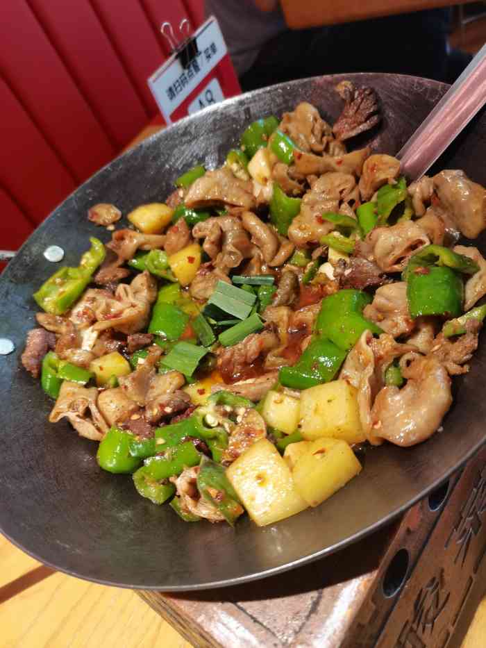 聚鑫朋酸菜肥肠(人民路店)-"点了三个菜,招牌菜,酸菜肥肠,莴笋炒肉,.