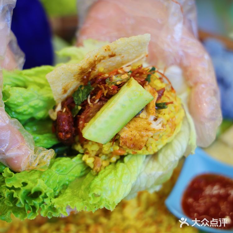 大理古城里的傣族风情，手抓饭真的绝了