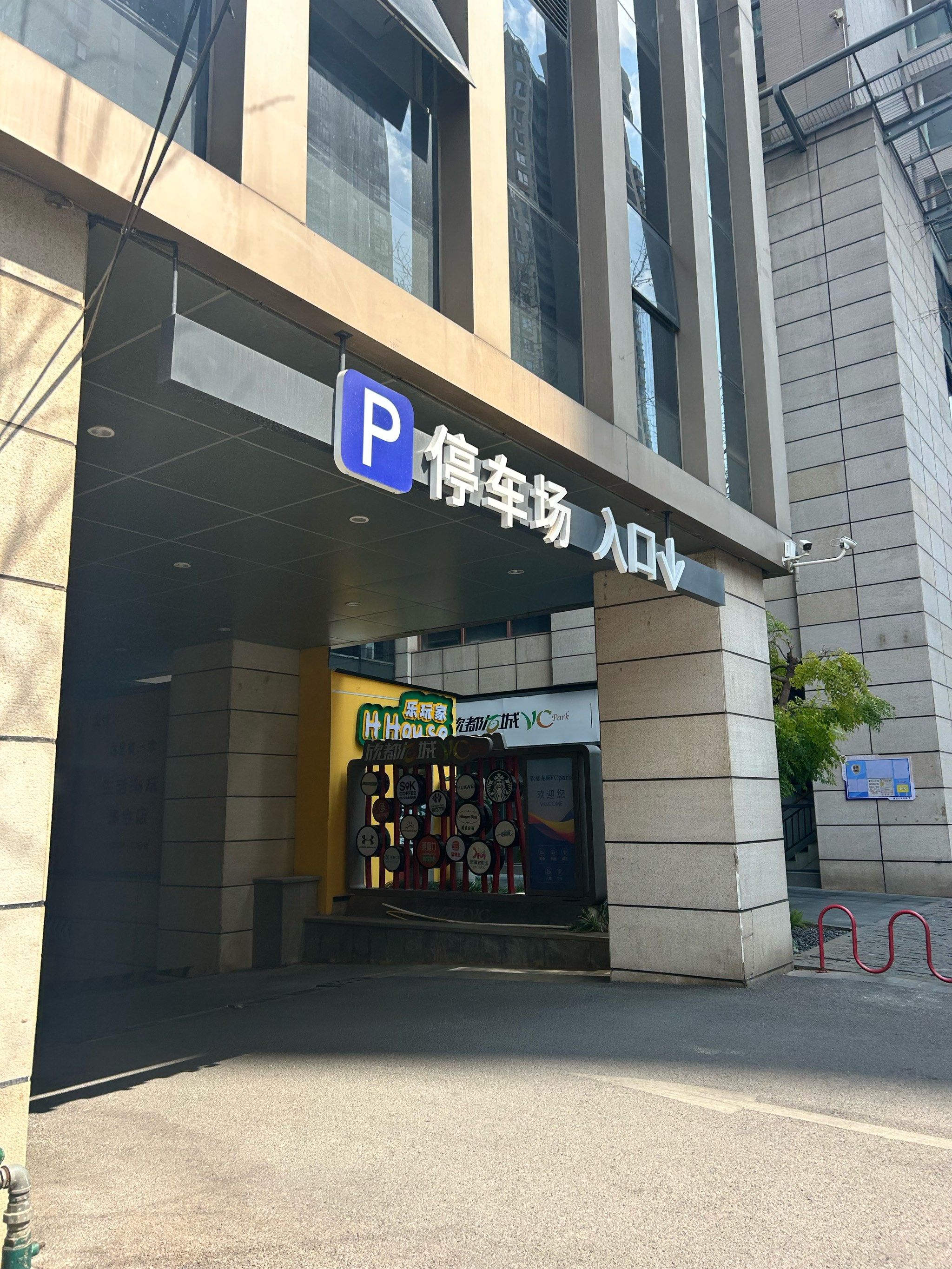 n👍设施:停车场内设有自动感应门,出入口处装有监控设备,确保安全