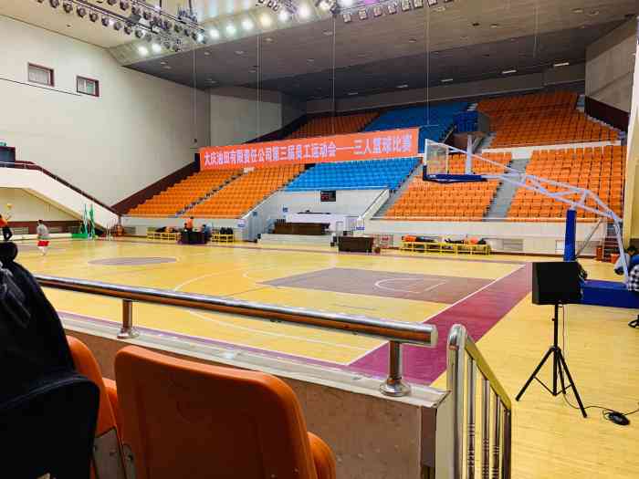 大哥带我来看他们打球,3v3位置就在龙十路这边, 大庆油田图书馆对面!