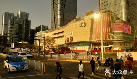 环境不错,进入需要测体温,地铁直达上梅林可以直通商场,公交可以到