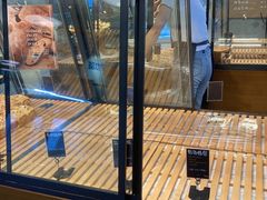 面包甜点陈列柜-Dough&Joe团憩(瑞虹天地月亮湾店)