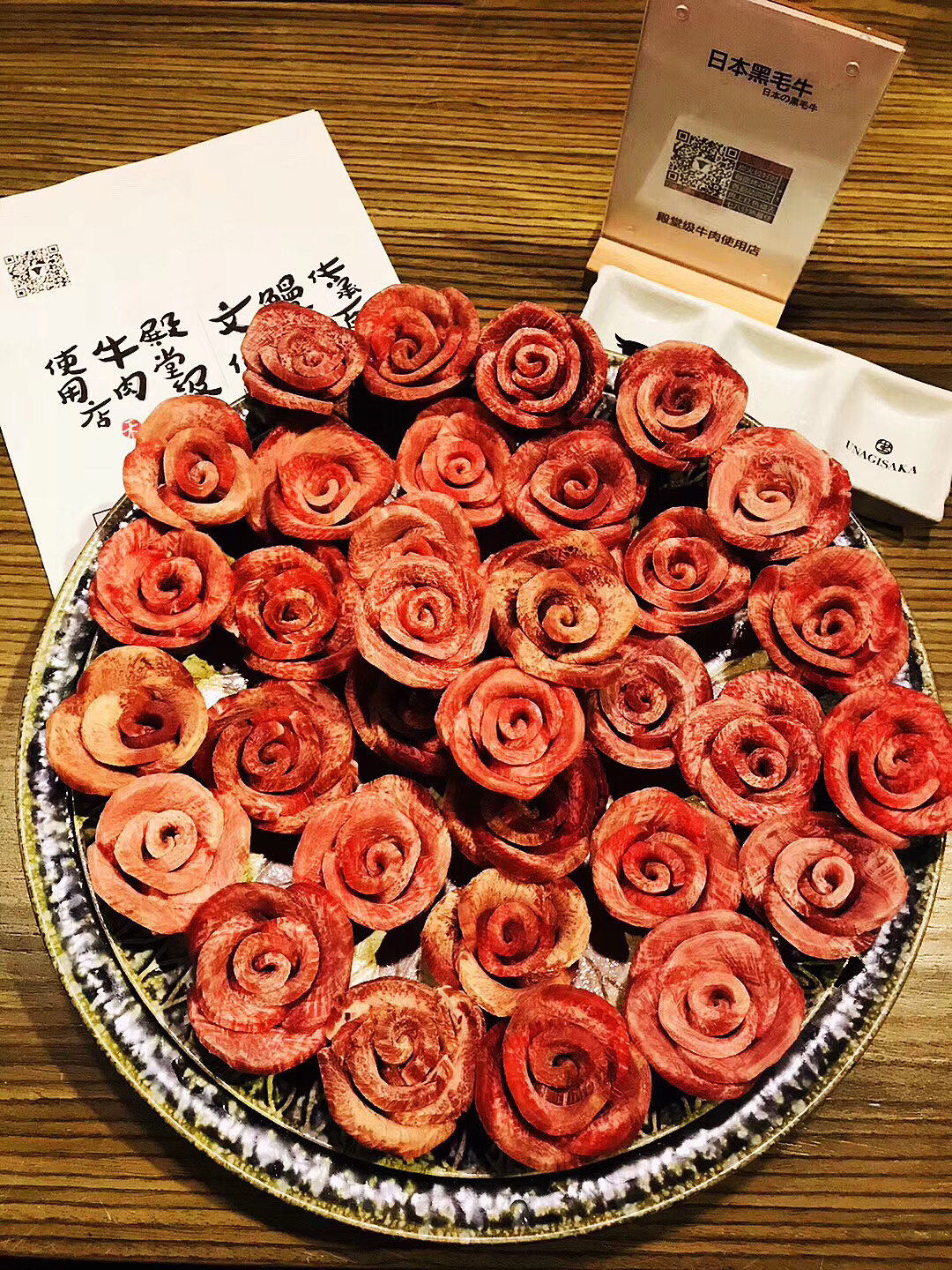 值得被尊重的胖猫,送给你肉玫瑰