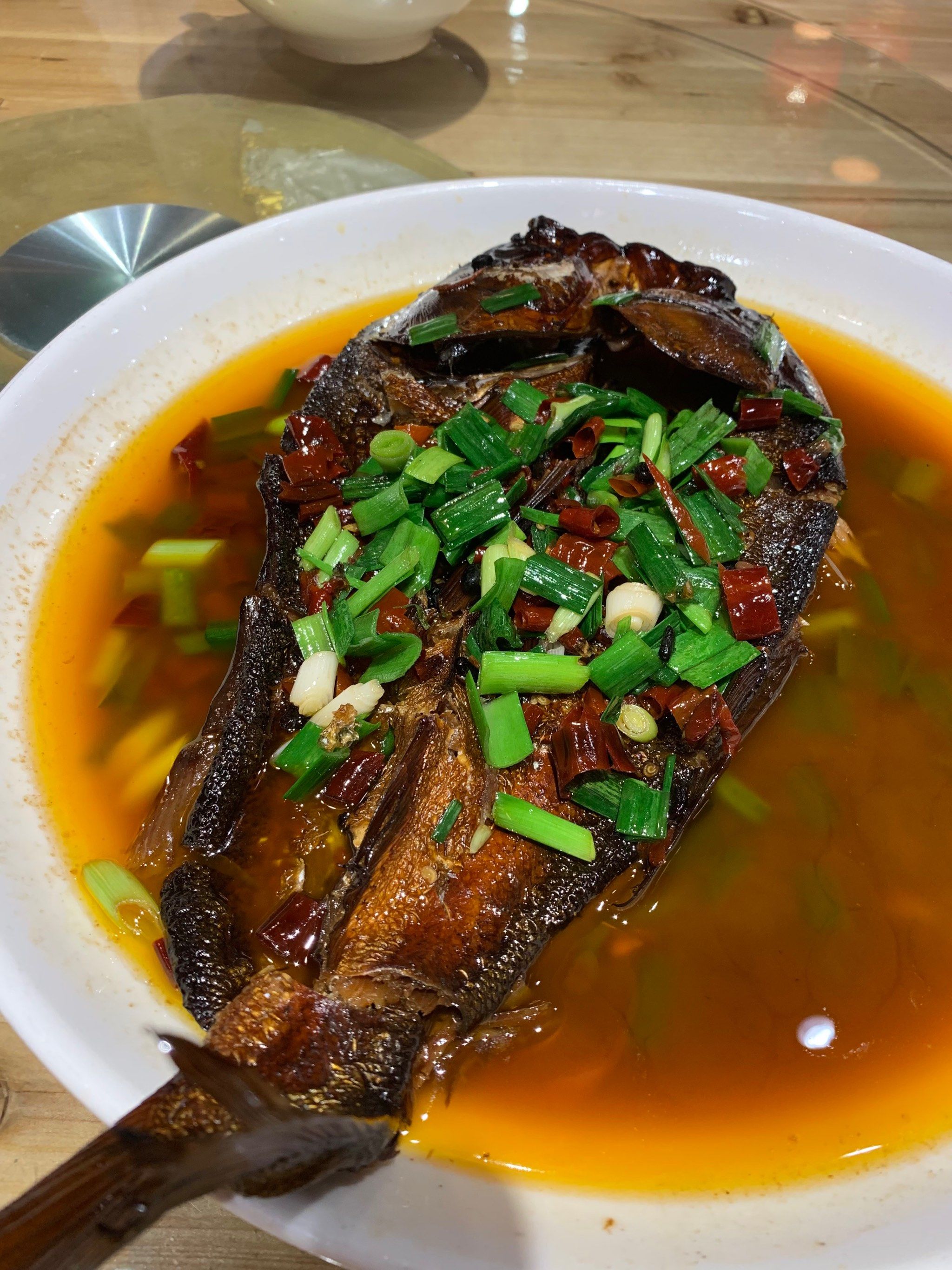 ?腊肉腊菜也是湖南的一大特色菜\\n\\n「炊小二腊鲢鱼」带有柴火
