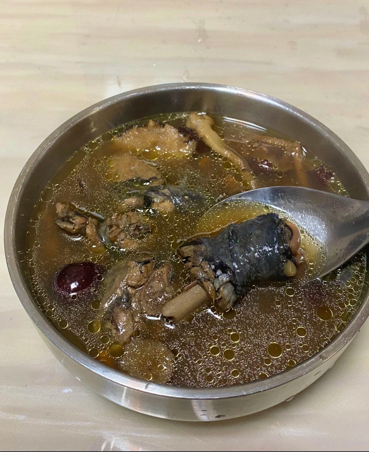 女生滋补乌鸡汤,补血益气,改善秋冬手脚冰凉