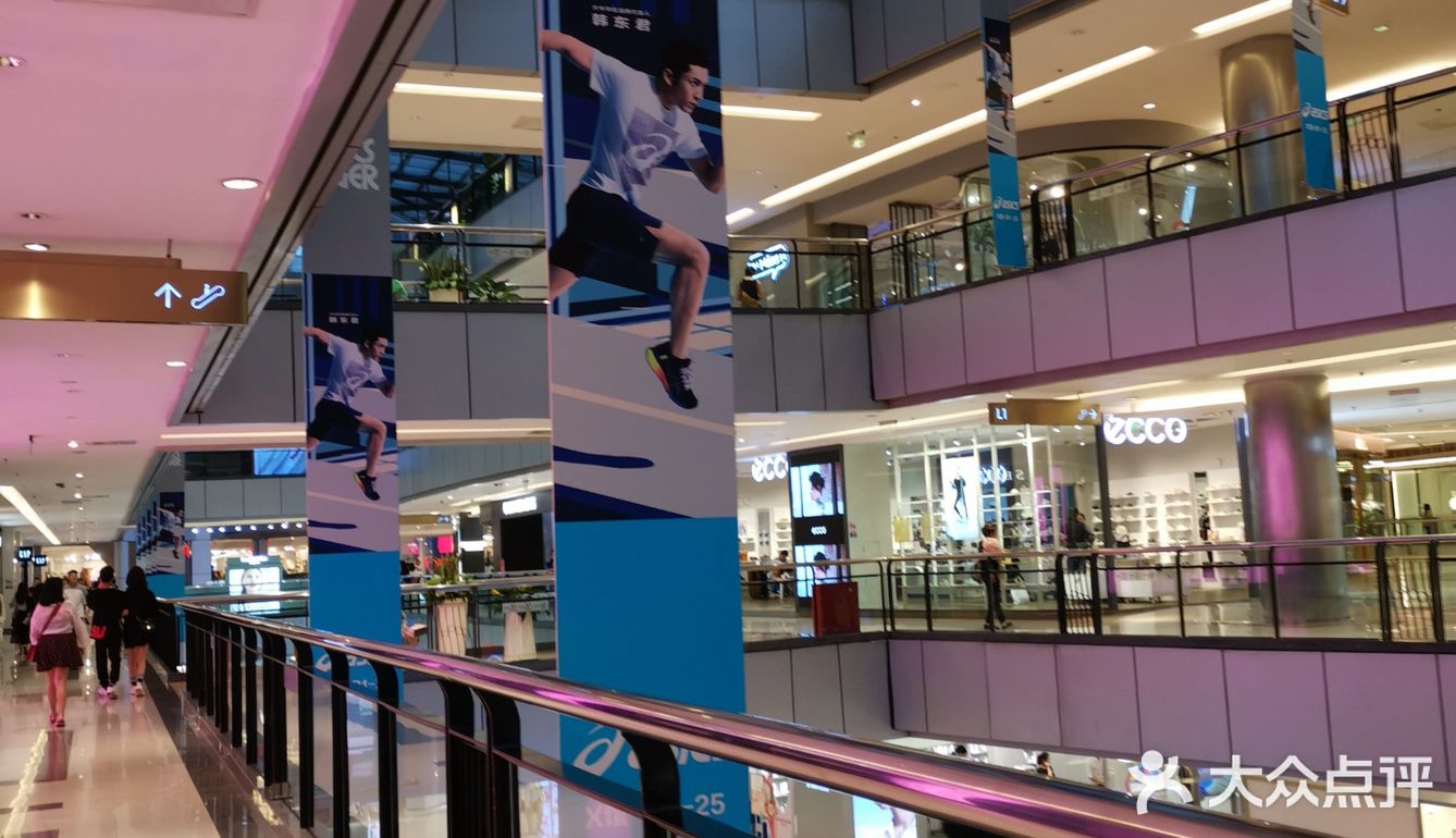 观音桥人气超级高的一家商圈。