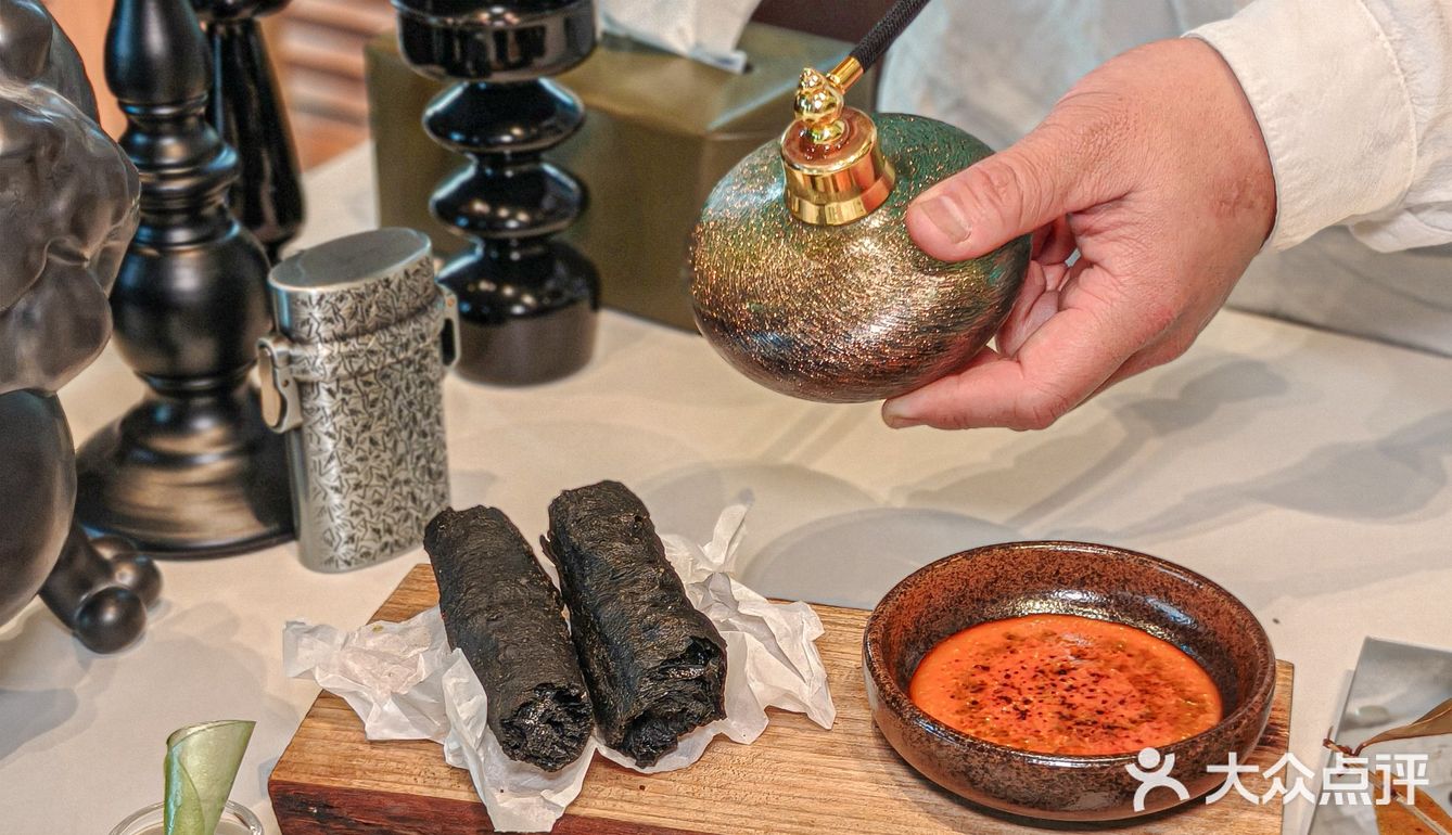 占地600平方，饭桌只有8张？