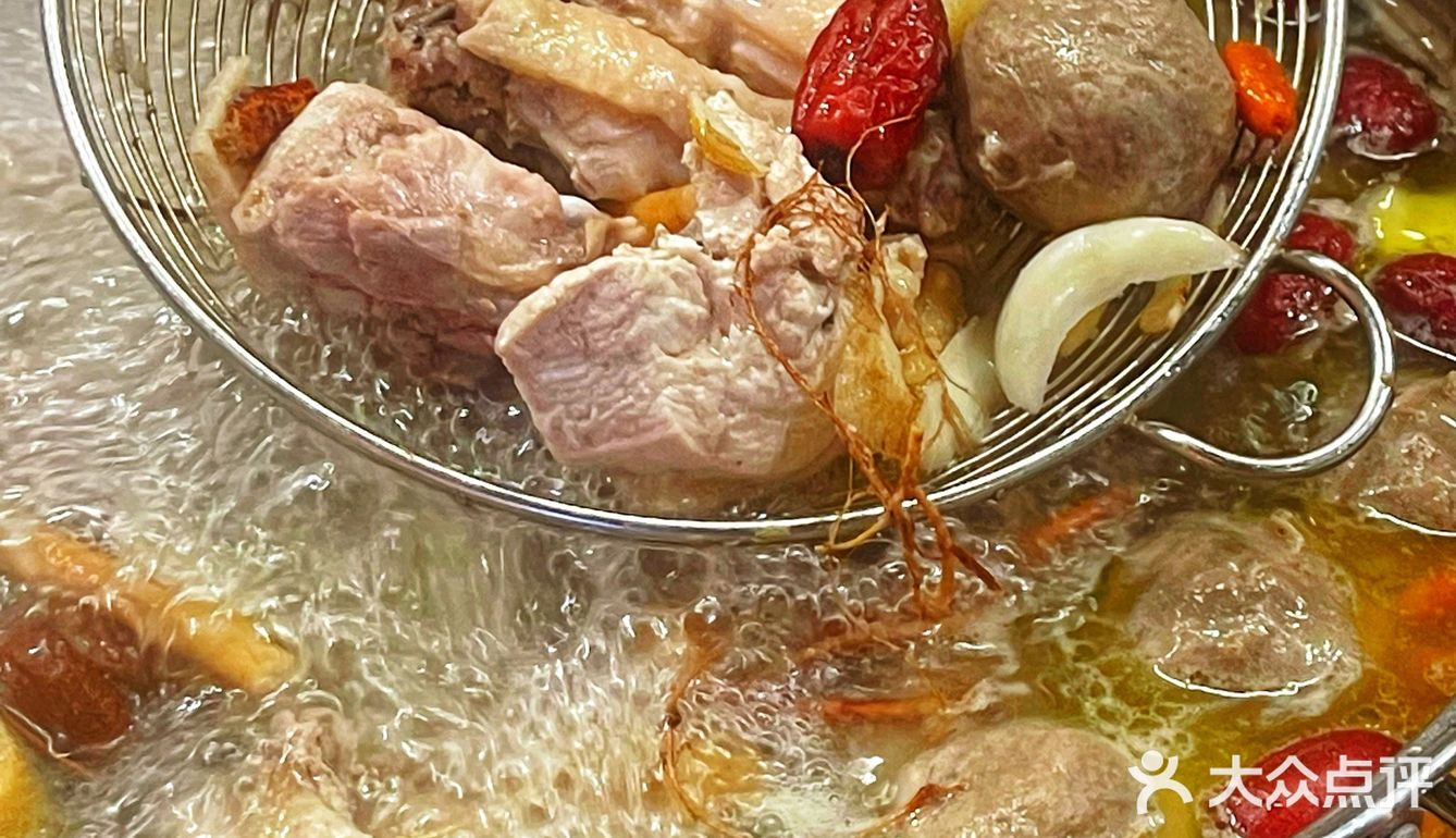 请我在这么破的地方吃饭，你没事儿吧❓