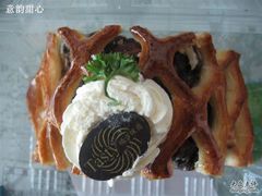 玲珑桥，里面满满的红豆RMB6.--精点味道(大连商场店)
