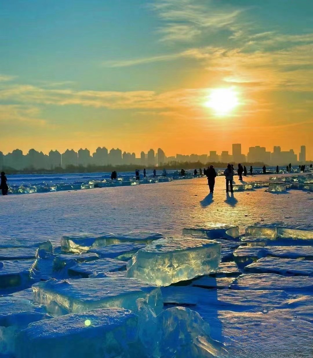 哈尔滨江边雪景图片