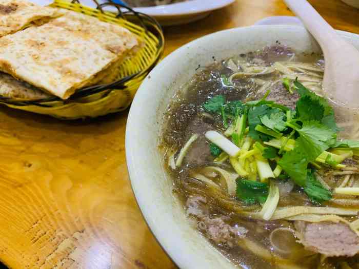 阜阳插花牛肉汤"周末开了20分钟车特地来吃的牛肉汤[发呆.