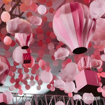 我真的超级喜欢这个派对的主题，一个非常暗的空间