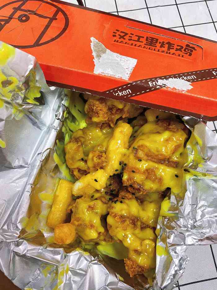 汉江里炸鸡(铁西店)-"在街边的一家小店,门前可以停一辆车.店里.