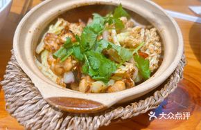 Braised Pig's Trotter in Clay Pot