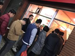 等位区-松树干拌面店