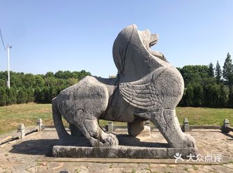 今天心血来潮去参观了几座南朝石刻，原以为相隔不远