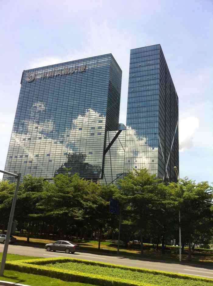 中国凤凰大厦-"整体的建筑风格很现代,但是底层的商铺设计.