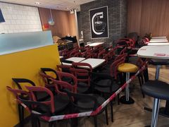 等位区-麦当劳(华融店)