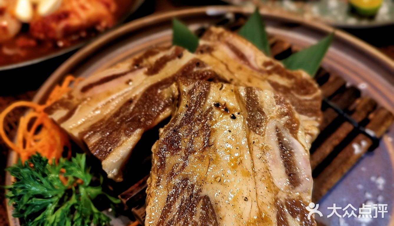 每一道烤肉都很精致，YA BENJIA概念店很有品哦[惊叹]