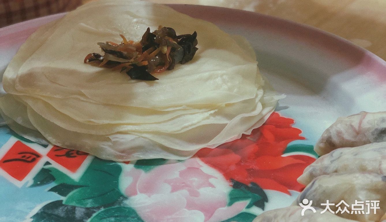 蒸大概8分钟左右就好了。蒸好的饺子皮去出来凉一下