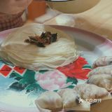 蒸大概8分钟左右就好了。蒸好的饺子皮去出来凉一下