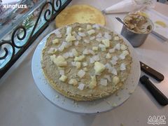 涂完奶油撒上水果-爱之婚礼蛋糕(建外SOHO西区店)