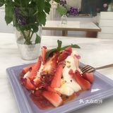 里面桌子上的花都是真花来的，看得出很用心