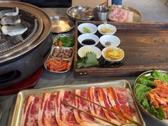 -围炉肉舍•炭烤活鳗•丹东海鲜烤肉(步行街店)