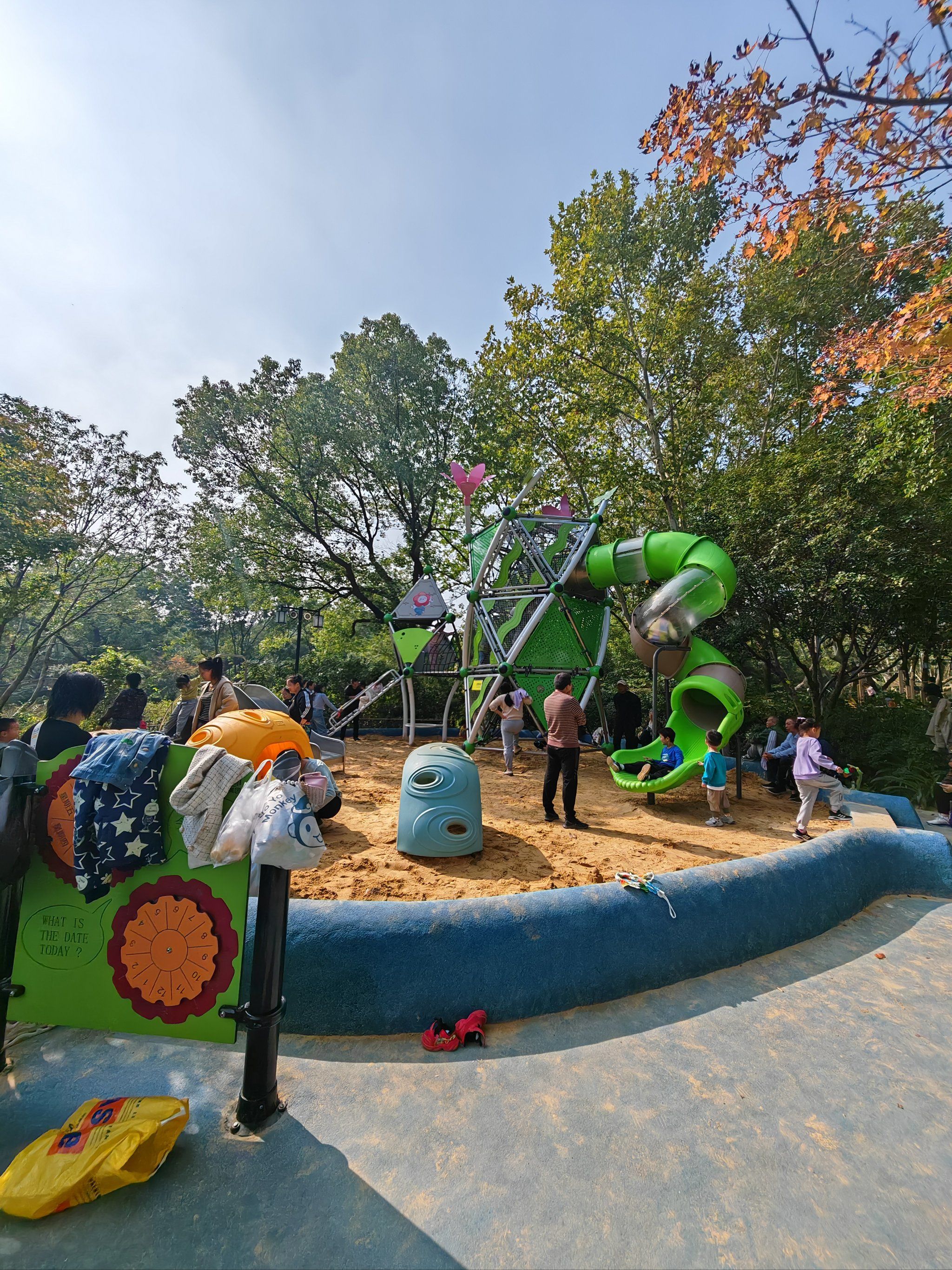 常州红梅公园又翻新了
有两块是免费游玩区域
可以攀爬可以挖沙