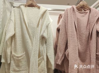 我在考虑要不要把白色羽绒服外套拿下