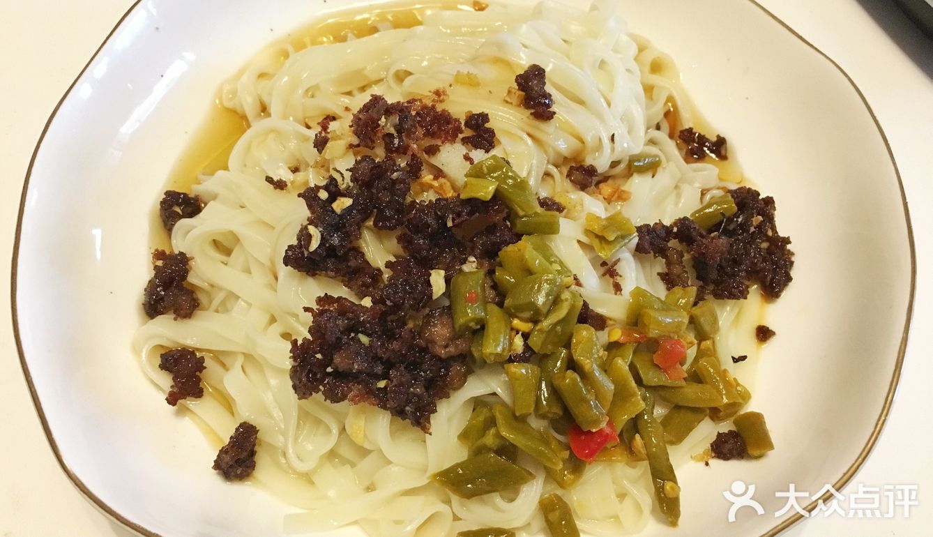 香喷喷的牛肉末葱油伴韭菜叶面
