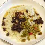 香喷喷的牛肉末葱油伴韭菜叶面