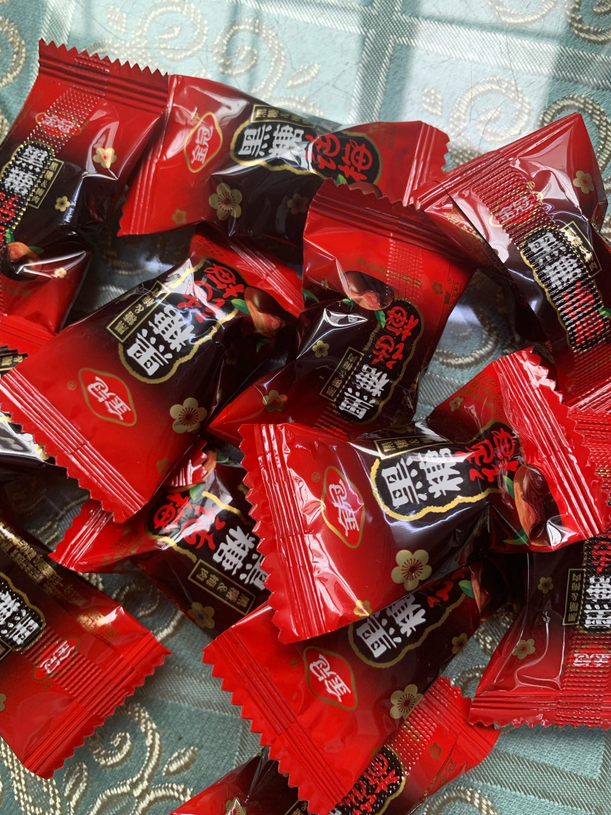 金冠的黑糖话梅真的巨好吃 话梅碎在上面