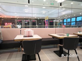 刚上电梯就看到了黄记煌三汁焖锅