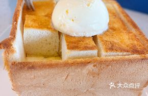 Honey Toast with Homemade Vanilla Ice Cream