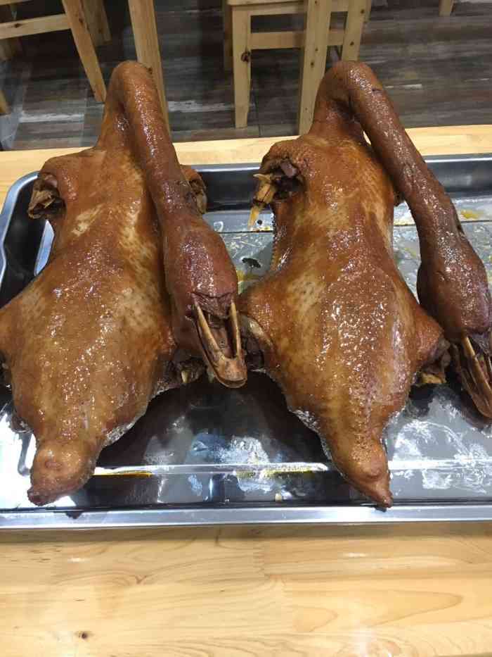 打分 哦,北部新区金开中心这里有一家烤鹅店,是大的那种狮头鹅耶,汕头