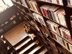 -钟书阁(松江泰晤士小镇店)