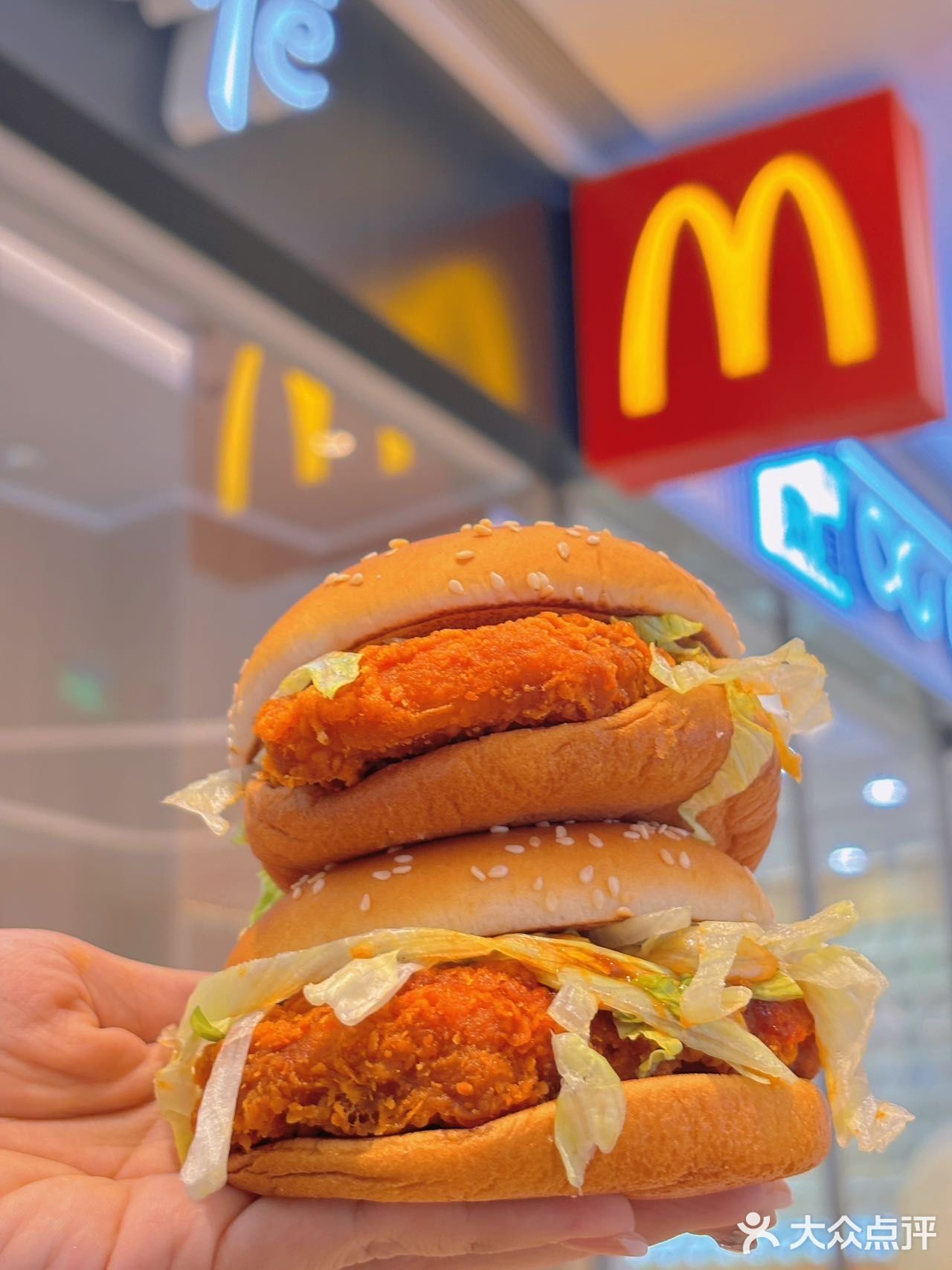 誰懂啊(大叫)巴适得板火鍋風味麥辣雞漢堡!又香又辣!