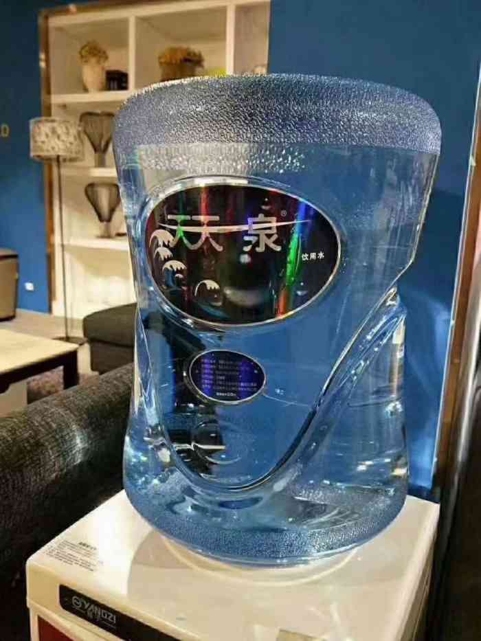 天天一泉桶装水服务站-"生意很火的一个水站,每天都看到来往送水的.