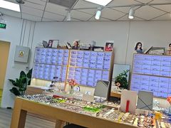 -天空之镜眼镜店蔡司依视路配镜授权零售店(望京颐堤港店)