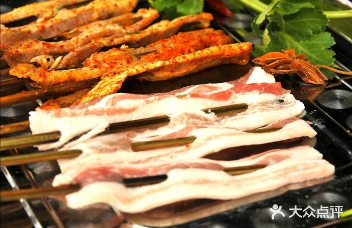 熊在烤肉烧烤店(林荫店)烤五花肉图片
