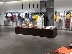 -URBAN REVIVO(高德置地广场·春广场店)
